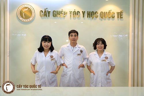 Bác sĩ Nguyễn Quốc Tuấn ( Ở giữa) - Chuyên Trị Rụng tóc hói đầu nổi tiếng ở Hn