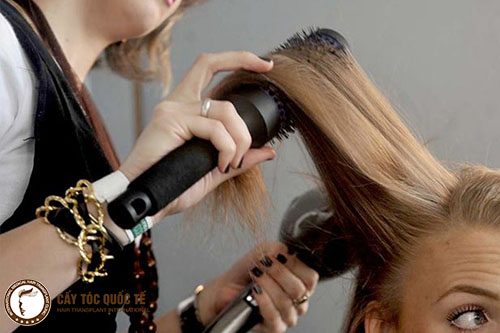 Sấy tóc ngược giúp tóc trở nên bồng bềnh nhìn thấy và cũng là bí quyết để có mái tóc bóng khỏe